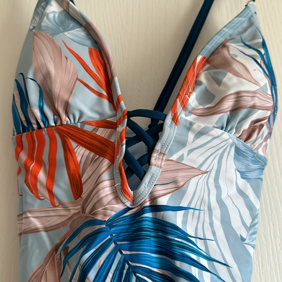 Cupshe Emani Tropical Plunge Lace Up One Piece - Picture 2 of 5